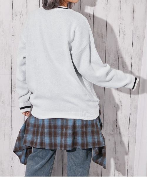 GORGE(ゴージ)の「《ジャガードロゴ柄×配色ライン》ゆるシルエットニットプルオーバー(ニット/セーター・レディース・オフホワイト/チャコール/ネイビー・F)」の6枚目の写真
