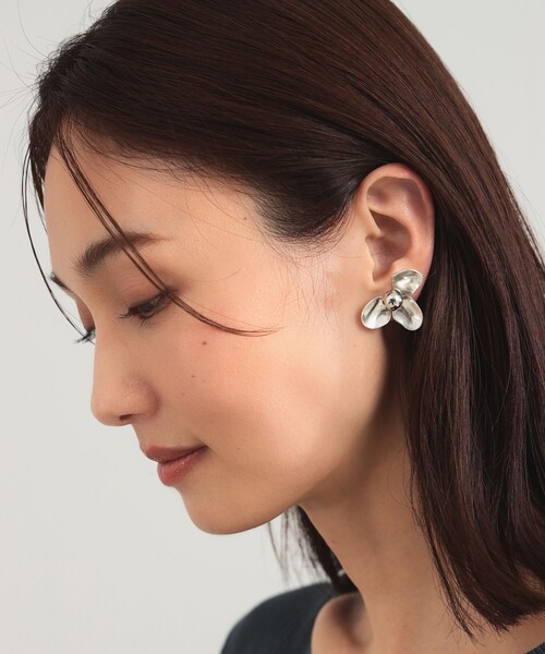 Demi-Luxe BEAMS(デミルクス ビームス)の「フラワー イヤリング(イヤリング・レディース・シルバー/ホワイト・ONE SIZE)」の2枚目の写真