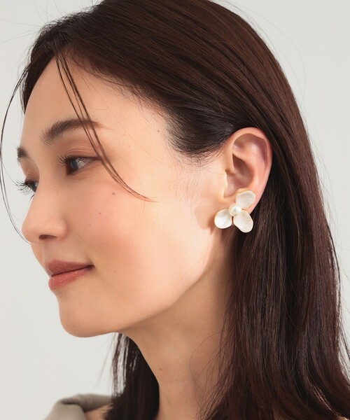 Demi-Luxe BEAMS(デミルクス ビームス)の「フラワー イヤリング(イヤリング・レディース・シルバー/ホワイト・ONE SIZE)」の4枚目の写真