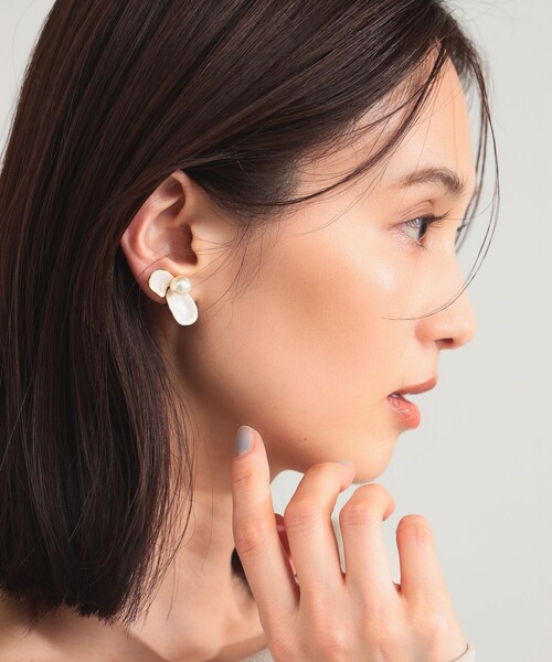 Demi-Luxe BEAMS(デミルクス ビームス)の「フラワー イヤリング(イヤリング・レディース・シルバー/ホワイト・ONE SIZE)」の5枚目の写真