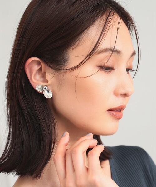 Demi-Luxe BEAMS(デミルクス ビームス)の「フラワー イヤリング(イヤリング・レディース・シルバー/ホワイト・ONE SIZE)」の7枚目の写真