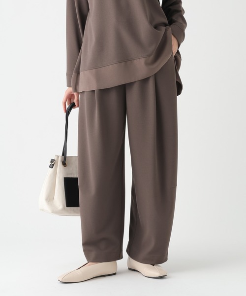 Elura(エルーラ)の「サマ見えリラクシーカーブパンツ/636927(その他パンツ・レディース・ダークブラウン/オフホワイト/ブラック・MEDIUM/LARGE)」の1枚目の写真