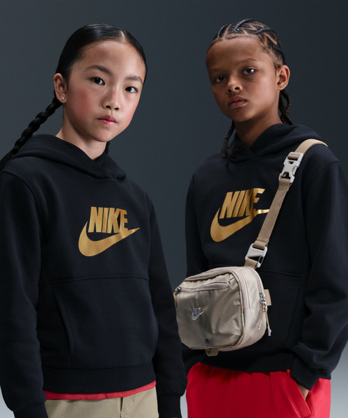 NIKE（ナイキ）の「NIKE/ナイキ キッズ パーカー K NSW CLUB FLC HDY GOLD S IH2874-010（パーカー・キッズ・ブラック・150cm/130cm/140cm/160cm）」の2枚目の写真