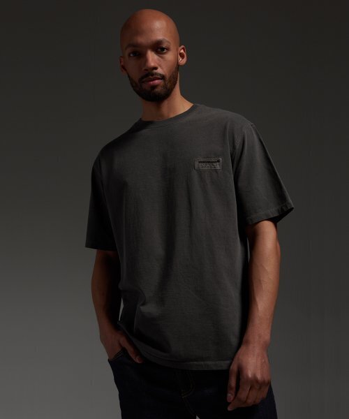 ICONOGRAPHY(アイコノグラフィー)の「ピグメントラベルアートDBK(Tシャツ/カットソー・メンズ・ブラック・LARGE/MEDIUM/SMALL)」の1枚目の写真