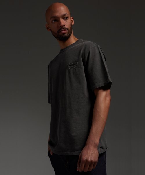 ICONOGRAPHY(アイコノグラフィー)の「ピグメントラベルアートDBK(Tシャツ/カットソー・メンズ・ブラック・LARGE/MEDIUM/SMALL)」の2枚目の写真