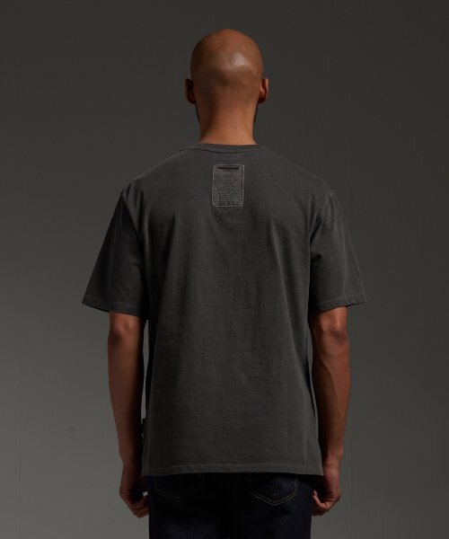 ICONOGRAPHY(アイコノグラフィー)の「ピグメントラベルアートDBK(Tシャツ/カットソー・メンズ・ブラック・LARGE/MEDIUM/SMALL)」の3枚目の写真