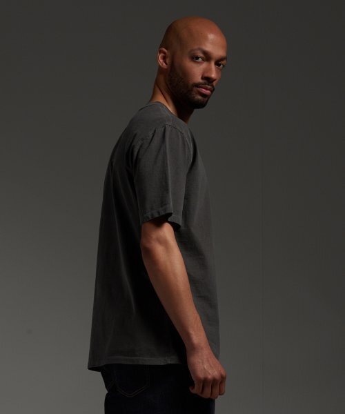 ICONOGRAPHY(アイコノグラフィー)の「ピグメントラベルアートDBK(Tシャツ/カットソー・メンズ・ブラック・LARGE/MEDIUM/SMALL)」の4枚目の写真