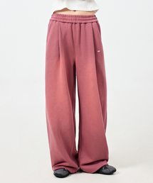 EUGGEN（ユジェン）の「スティールロゴデイリーワンタックワイドスウェットパンツ_ピグメントピンク（スウェットパンツ）」