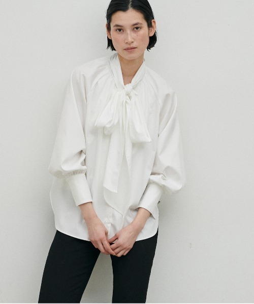 LARUTA（ラルータ）の「【LARUTA】セレモニー対応可／ボータイリボンギャザーブラウス（シャツ/ブラウス・レディース・ネイビー/オフホワイト/サックスブルー・FREE）」の2枚目の写真