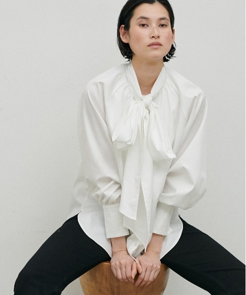 LARUTA（ラルータ）の「【LARUTA】セレモニー対応可／ボータイリボンギャザーブラウス（シャツ/ブラウス・レディース・ネイビー/オフホワイト/サックスブルー・FREE）」の7枚目の写真