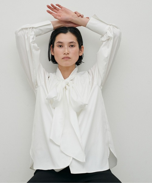 LARUTA（ラルータ）の「【LARUTA】セレモニー対応可／ボータイリボンギャザーブラウス（シャツ/ブラウス・レディース・ネイビー/オフホワイト/サックスブルー・FREE）」の4枚目の写真