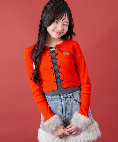 ANAP GｉRL（アナップガール）の「袖ファー付スピンドルレイヤード トップス（Tシャツ/カットソー・キッズ・ダークアッシュ/レッド・M/XS/S）」の2枚目の写真