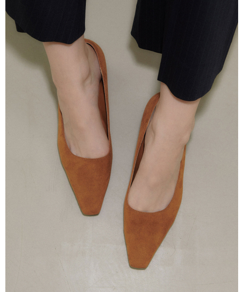 TAGTRAUME(タクトロイメ)の「ボストン ポインテッドブロックヒールパンプス - キャメルスエード(パンプス・レディース・キャメル・22.5cm/23.5cm/24cm/23cm/24.5cm/25cm)」の1枚目の写真