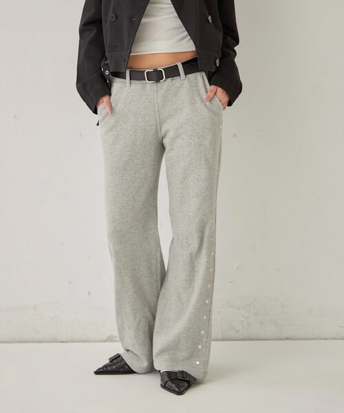 WHO'S WHO gallery（フーズフーギャラリー）の「スウェットミディフレアスタッズパンツ（スウェットパンツ・レディース・ブラック/グレー/カーキ・FREE）」の4枚目の写真