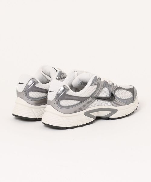 NIKE(ナイキ)の「NIKE ナイキ V5 RNR メンズスニーカー HJ5228-401 コートブルー/ブラック/バストグレー(スニーカー・メンズ・ホワイト×グレー/ホワイト×ブルー・30.0cm/29.0cm/28.0cm/27.5cm/27.0cm/26.5cm/26.0cm/25.5cm/28.5cm)」の4枚目の写真