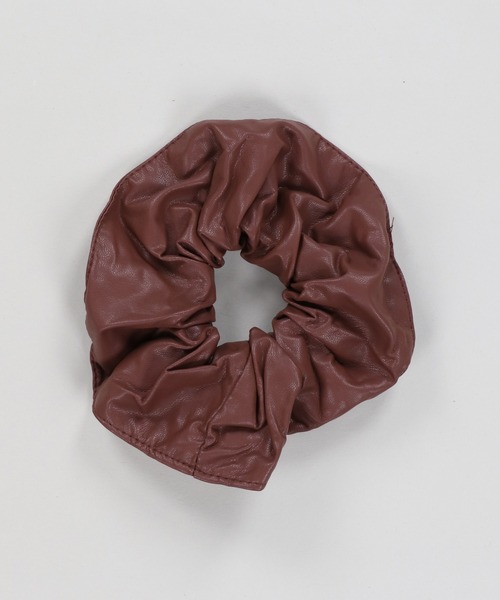 SPINNS(スピンズ)の「合皮ビッグシュシュ(シュシュ・レディース・ブラック/ブラウン・ONESIZE)」の2枚目の写真