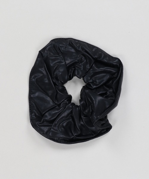 SPINNS(スピンズ)の「合皮ビッグシュシュ(シュシュ・レディース・ブラック/ブラウン・ONESIZE)」の1枚目の写真