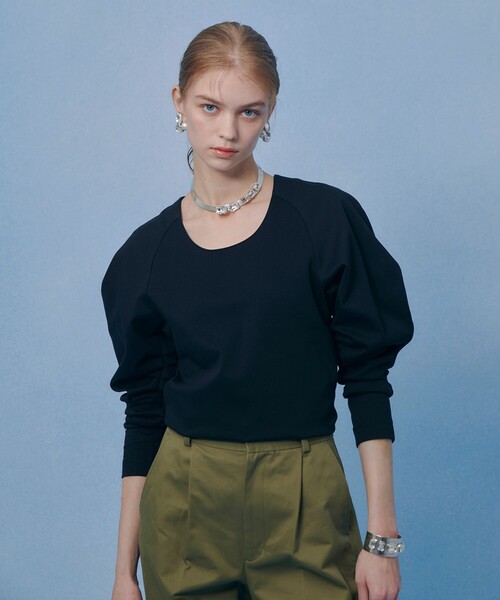 LOULOU WILLOUGHBY(ルルウィルビー)の「【LOULOU WILLOUGHBY】シルバイオポンチデザインスリーブプルオーバー(Tシャツ/カットソー・レディース・ブラック/オフホワイト・2)」の2枚目の写真