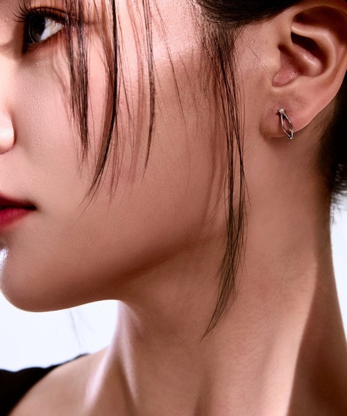 Lyvi(ライビィ)の「Crossed Pearl Hoop Pierce / 金属アレルギー対応(ピアス(両耳用)・レディース・シルバー/ゴールド・FREE)」の6枚目の写真