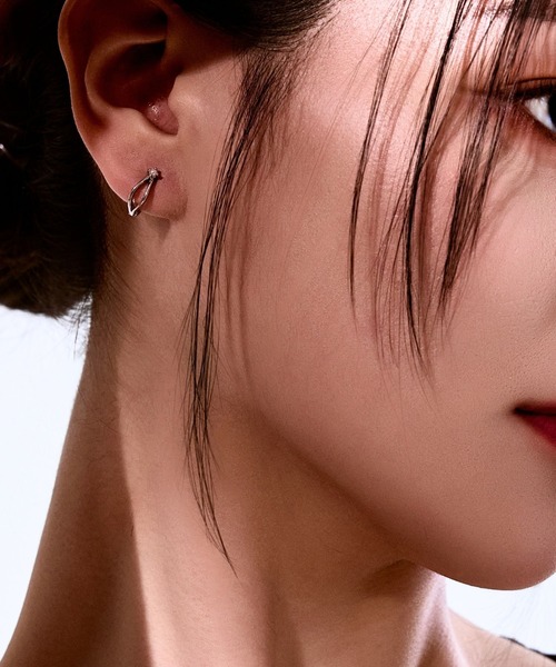 Lyvi(ライビィ)の「Crossed Pearl Hoop Pierce / 金属アレルギー対応(ピアス(両耳用)・レディース・シルバー/ゴールド・FREE)」の7枚目の写真
