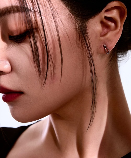 Lyvi(ライビィ)の「Crossed Pearl Hoop Pierce / 金属アレルギー対応(ピアス(両耳用)・レディース・シルバー/ゴールド・FREE)」の8枚目の写真