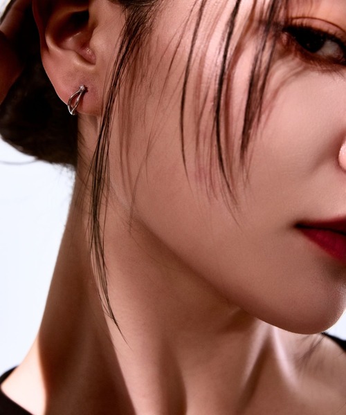 Lyvi(ライビィ)の「Crossed Pearl Hoop Pierce / 金属アレルギー対応(ピアス(両耳用)・レディース・シルバー/ゴールド・FREE)」の9枚目の写真