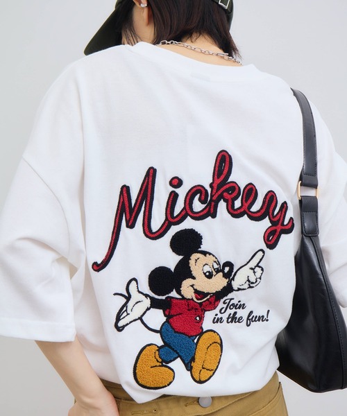Disney(ディズニー)の「【Disney/ディズニー】ニット&サガラ刺繍 ミッキー アートワークデザイン 半袖Tシャツ(Tシャツ/カットソー・メンズ・スミクロ/サックスブルー/ホワイト系1/ホワイト系・M/LL/L)」の1枚目の写真