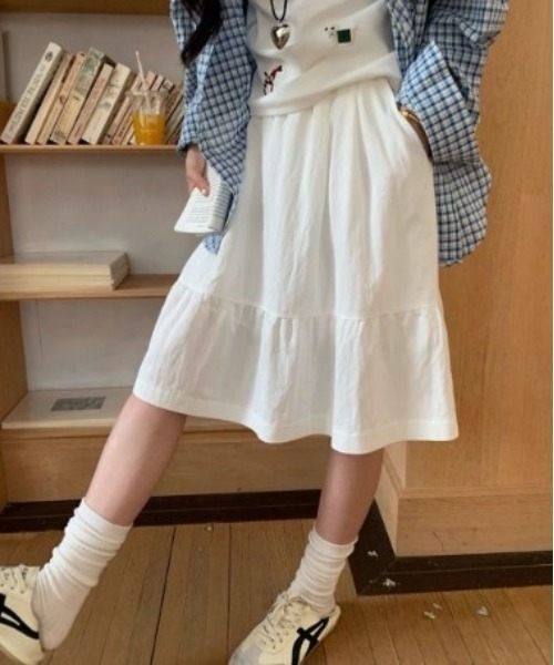 Vini(ヴィニ)の「韓国ガーリー ウエストゴム フレアミモレ丈スカート(スカート・レディース・ホワイト/ネイビー/ベージュ・MEDIUM)」の4枚目の写真