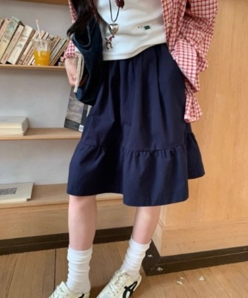 Vini(ヴィニ)の「韓国ガーリー ウエストゴム フレアミモレ丈スカート(スカート・レディース・ホワイト/ネイビー/ベージュ・MEDIUM)」の11枚目の写真