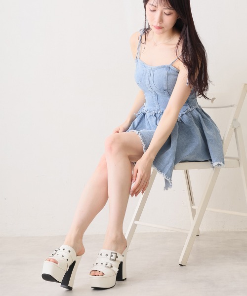 DEMETER（デメテル）の「厚底太ヒール オープントゥ バックルダブルベルト ミュールサンダル（サンダル・レディース・ブラック/アイボリー・LL/L/M/S）」の11枚目の写真