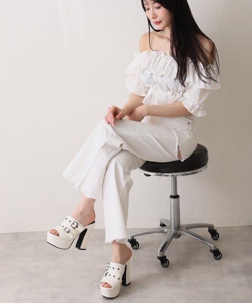 DEMETER（デメテル）の「厚底太ヒール オープントゥ バックルダブルベルト ミュールサンダル（サンダル・レディース・ブラック/アイボリー・LL/L/M/S）」の18枚目の写真