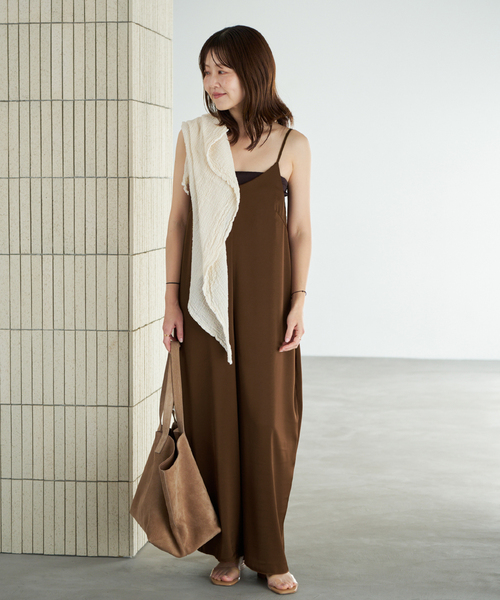 plage(プラージュ)の「dull satin パンツドレス(つなぎ/オールインワン・レディース・チョコ/ネイビー・38/36)」の3枚目の写真