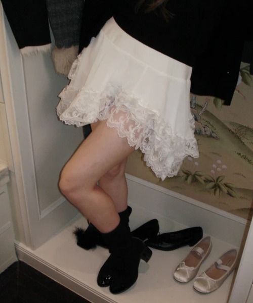 andwang(アンドワン)の「Layer Frill Lace Mini Skirt(スカート・レディース・ホワイト/ブラック・SMALL/MEDIUM)」の9枚目の写真