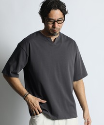The DUFFER of ST.GEORGE（ザダファーオブセントジョージ）の「SILICON BIO KEY NECK S/SL TEE：シリコンバイオ加工 シルキータッチ キーネックTシャツ（Tシャツ/カットソー）」