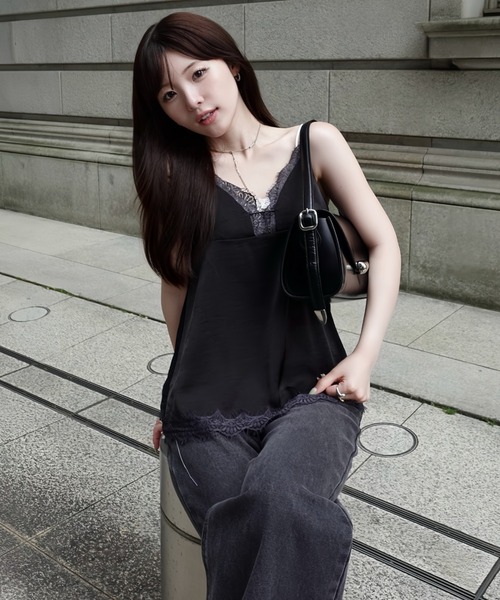 SENEE(セニー)の「satin lace cami tops(サテンレースキャミトップス)(キャミソール・レディース・ブラック/アイボリー・FREE)」の3枚目の写真
