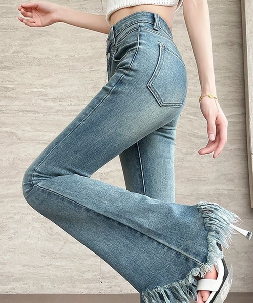 L LABEL(エルラベル)の「フリンジ裾加工フレアデニムパンツ(デニムパンツ・レディース・ライトブルー/インディゴブルー・M-L/S-M)」の4枚目の写真