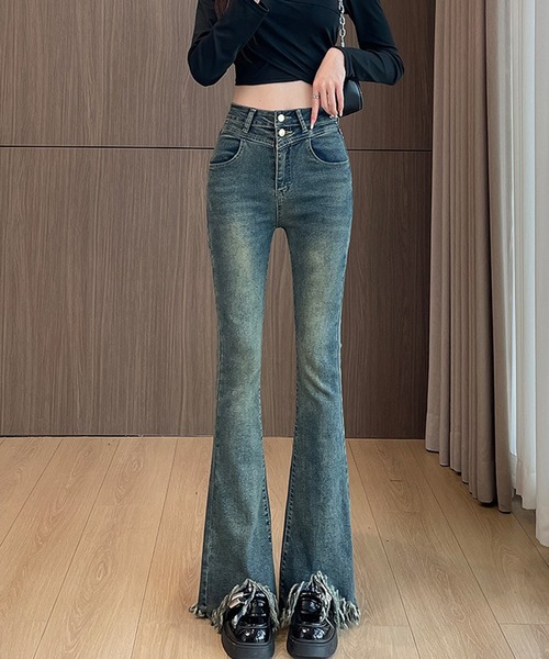 L LABEL(エルラベル)の「フリンジ裾加工フレアデニムパンツ(デニムパンツ・レディース・ライトブルー/インディゴブルー・M-L/S-M)」の11枚目の写真