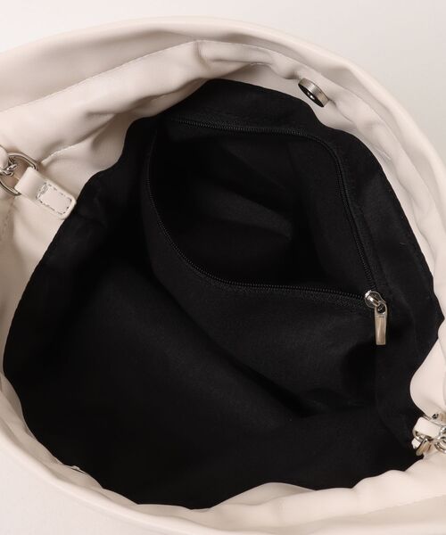 Chiina(チーナ)の「Chiina / 【ミニポーチ付】スタッズ巾着デザインショルダーバッグ(ショルダーバッグ・レディース・ブラック/ブラウン/ライトパープル/ホワイト/ライトブルー・FREE)」の15枚目の写真