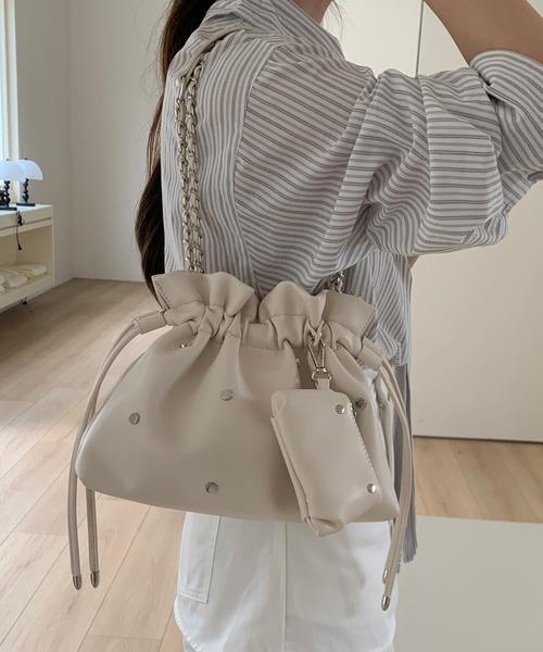 Chiina(チーナ)の「Chiina / 【ミニポーチ付】スタッズ巾着デザインショルダーバッグ(ショルダーバッグ・レディース・ブラック/ブラウン/ライトパープル/ホワイト/ライトブルー・FREE)」の1枚目の写真
