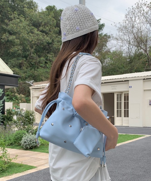 Chiina(チーナ)の「Chiina / 【ミニポーチ付】スタッズ巾着デザインショルダーバッグ(ショルダーバッグ・レディース・ブラック/ブラウン/ライトパープル/ホワイト/ライトブルー・FREE)」の5枚目の写真