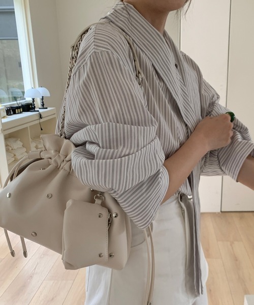 Chiina(チーナ)の「Chiina / 【ミニポーチ付】スタッズ巾着デザインショルダーバッグ(ショルダーバッグ・レディース・ブラック/ブラウン/ライトパープル/ホワイト/ライトブルー・FREE)」の17枚目の写真