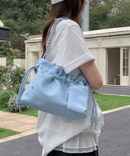 Chiina(チーナ)の「Chiina / 【ミニポーチ付】スタッズ巾着デザインショルダーバッグ(ショルダーバッグ・レディース・ブラック/ブラウン/ライトパープル/ホワイト/ライトブルー・FREE)」の6枚目の写真