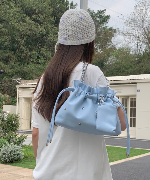 Chiina(チーナ)の「Chiina / 【ミニポーチ付】スタッズ巾着デザインショルダーバッグ(ショルダーバッグ・レディース・ブラック/ブラウン/ライトパープル/ホワイト/ライトブルー・FREE)」の7枚目の写真