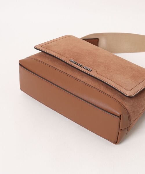 MICHAEL KORS（マイケルコース）の「FLAP XBODY（ショルダーバッグ・メンズ・ブラウン系・FREE）」の3枚目の写真