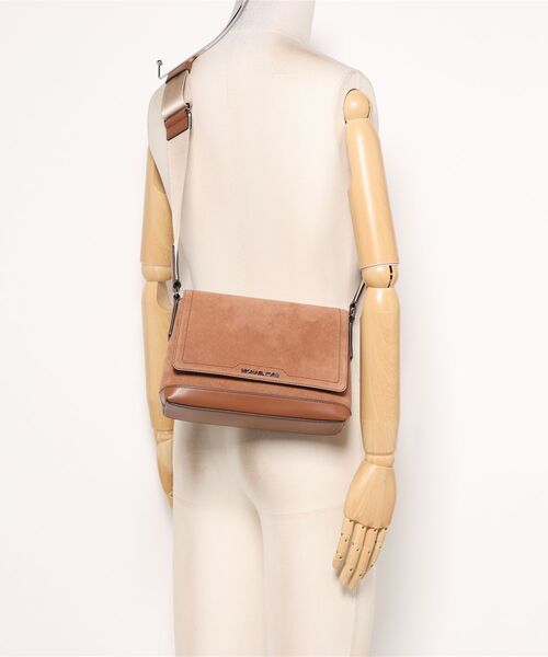 MICHAEL KORS（マイケルコース）の「FLAP XBODY（ショルダーバッグ・メンズ・ブラウン系・FREE）」の5枚目の写真