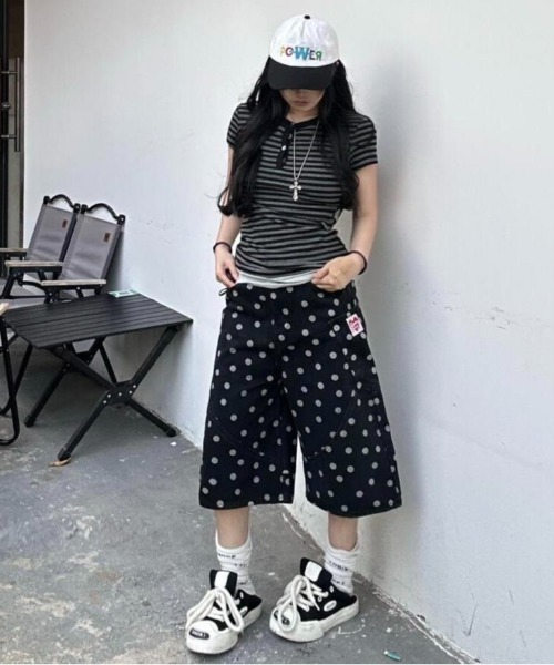 ViViDAY(ビビデー)の「ドット柄デニムワイドハーフパンツ(デニムパンツ・レディース・ブラック・S/M/L)」の2枚目の写真
