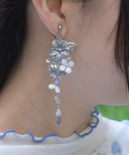 本物紫陽花❤️スワロ使用♪アシンメトリーな紫陽花たっぷりなイヤリング＆イヤーカフス 紫陽花アシメイヤリング（イヤリング）｜axes femme（アクシーズファム