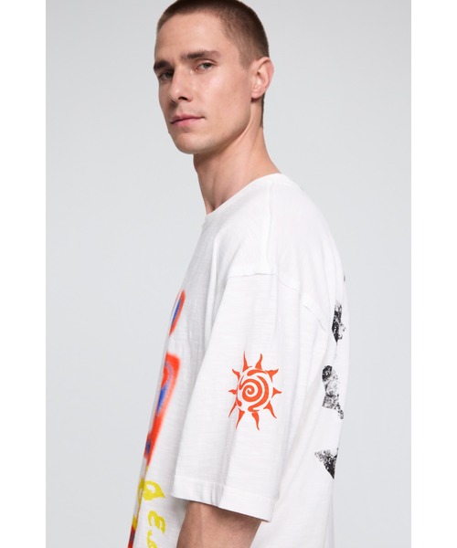 Desigual(デシグアル)の「フィギュア グラフィック スリーブ刺繍 Tシャツ【2026-2027年秋冬新作】(Tシャツ/カットソー・メンズ・ホワイト・S/M/L)」の5枚目の写真