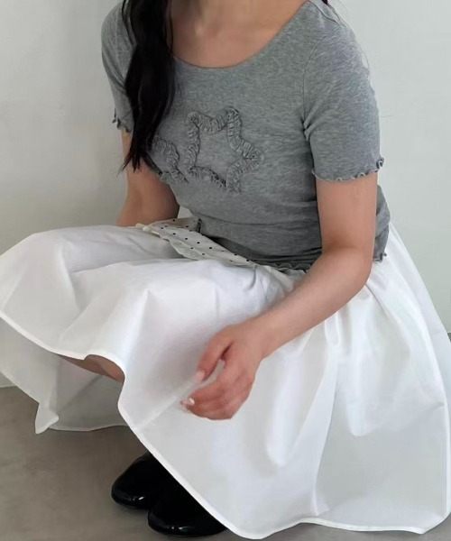 hugi(ハギ)の「STAR MOTIF SLEEVE TOPS / スターモチーフスリーブトップス(Tシャツ/カットソー・レディース・グレー/ホワイト・FREE)」の3枚目の写真