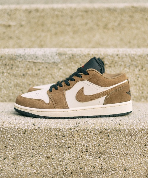 JORDAN BRAND(ジョーダンブランド)の「AIR JORDAN 1 LOW 553558-200(スニーカー・メンズ・ベージュ・26.5cm/25.5cm/29.0cm/28.0cm/27.0cm/26.0cm/25.0cm/28.5cm/27.5cm)」の1枚目の写真